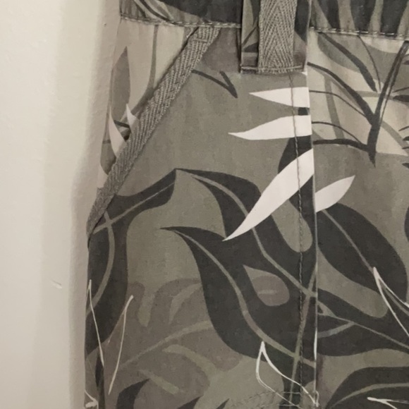 Gray and White Mini Pencil Skirt for Resort Wear - Picture 3 of 6